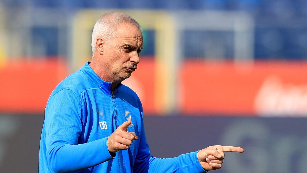 Chorzów, 08.10.2025. Selekcjoner reprezentacji Nowej Zelandii Darren Bazeley (L) podczas treningu drużyny w Chorzowie, 8 bm. Nowozelandczycy przygotowują się do jutrzejszego meczu towarzyskiego z Polską. (gj) PAP/Jarek Praszkiewicz