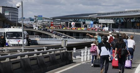 Interwencja policji na podparyskim lotnisku. Zastrzelono uzbrojonego mężczyznę