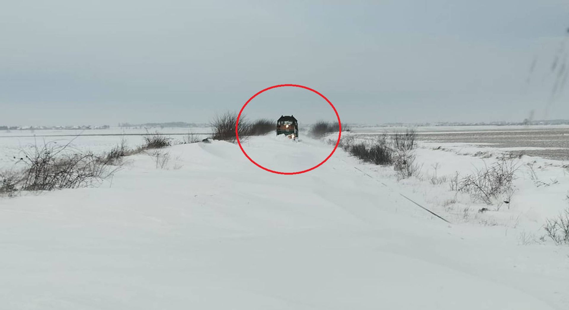 Foto od strony szynobusu w kierunku Twardawa. Lokomotywa ratunkowa nie dojechała