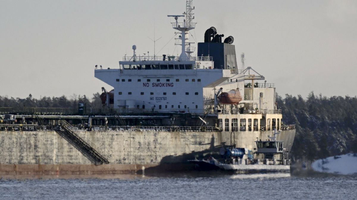 Archiwum zagraniczne East News 2025-01
Maintenance ship M/S Hessu is seen next to oil tanker Eagle S which is anchored near the Kilpilahti port in Porvoo, on the Gulf of Finland, on January 2, 2025. Cook Islands registered ship Eagle S is suspected of the disruption of the Finland-Estonia electrical link Estlink 2 on December 25, 2024. Finnish Police and Finnish Border Guard transferred the seized vessel closer to land on December 28 to continue the investigation of damage caused to undersea cables. LEHTIKUVA / VESA MOILANEN - FINLAND OUT. NO THIRD PARTY SALES.
Vesa Moilanen