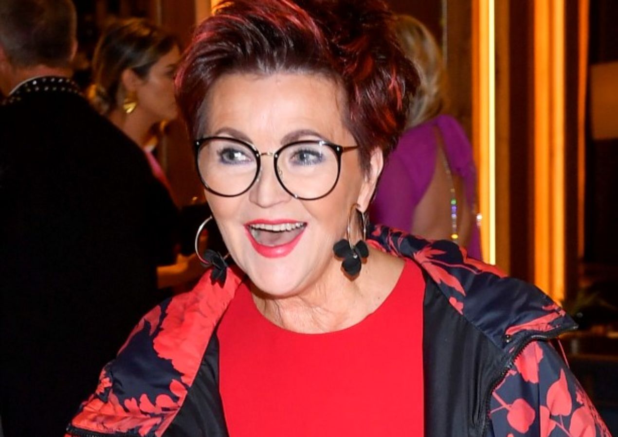 Jolanta Kwaśniewska bawi się modą. W takiej kurtce jesień jej niestraszna