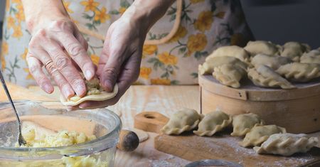 Ciasto na pierogi z 4 składników. Wychodzi elastyczne i nie rwie się podczas gotowania
