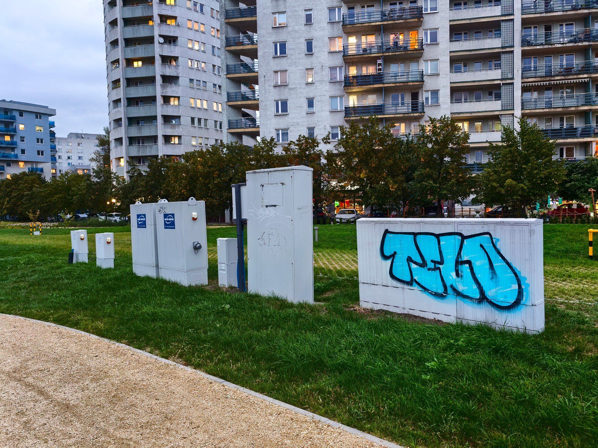 Skrzynki elektryczne w nowo oddanym odcinku parku nad POW