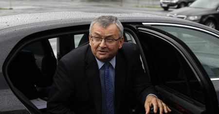 Z rządowej limuzyny do passata w dieslu. Jak ministrowie tankują za nasze