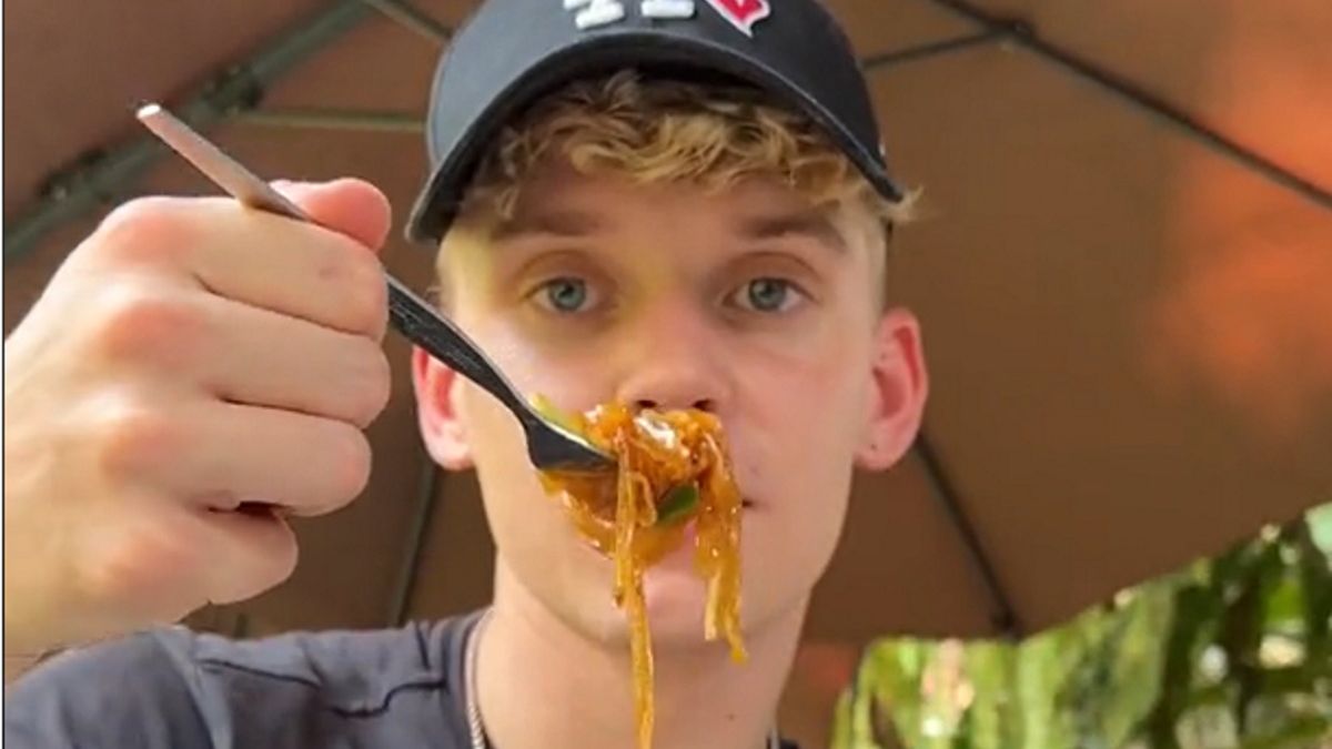 Mateusz zaryzykował i poprosił dziewczynę, by zamawiała dla niego dania lokalnej kuchni