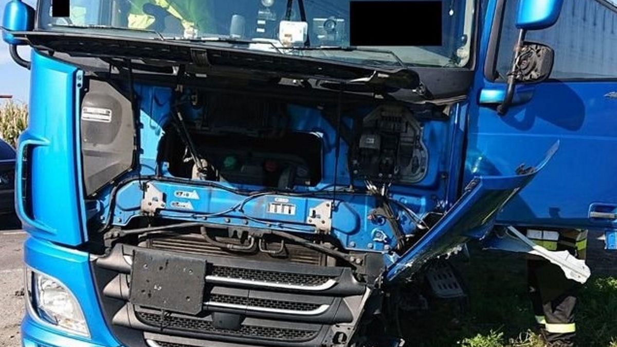 Na łuku drogi doszło do czołowego zderzenia