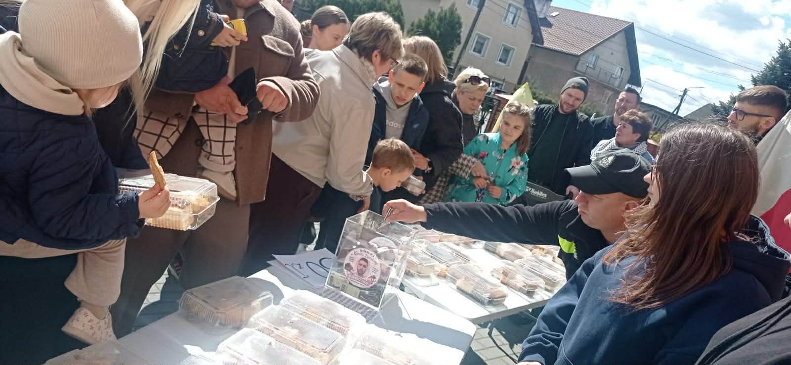 Niedzielna sprzedaż ciast przed kościołami w Obrowie i Łążynie