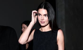 To klasyk w szafie Kendall. Jeansy w kolorze bieli posłużą nam latem