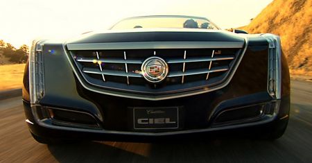 Niebiański Cadillac Ciel z drewnem oliwnym w środku [wideo]