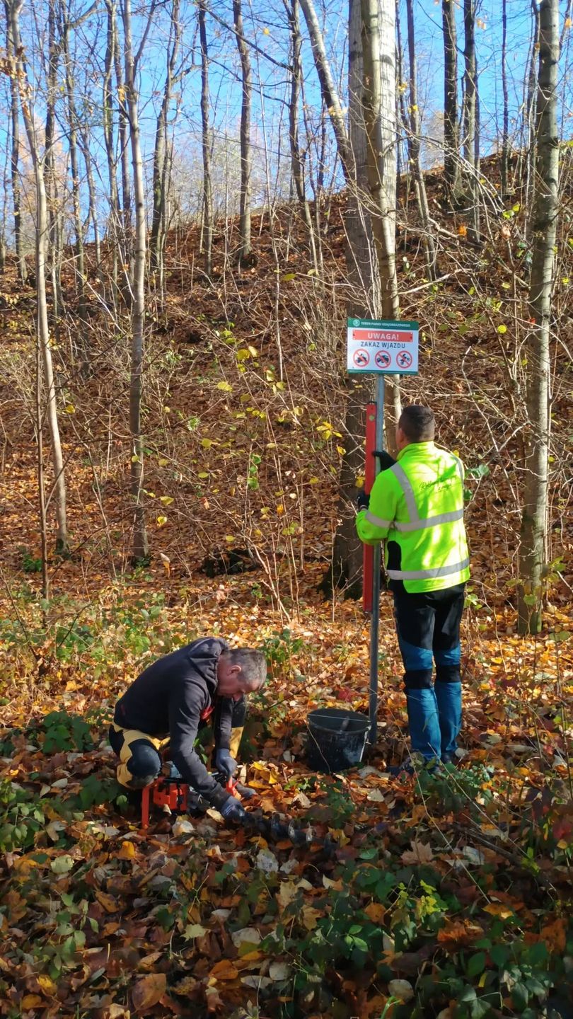 Nowe tablice antyoffroadowe w lubelskich parkach krajobrazowych. ZLPK walczy z nielegalnym ruchem pojazdów