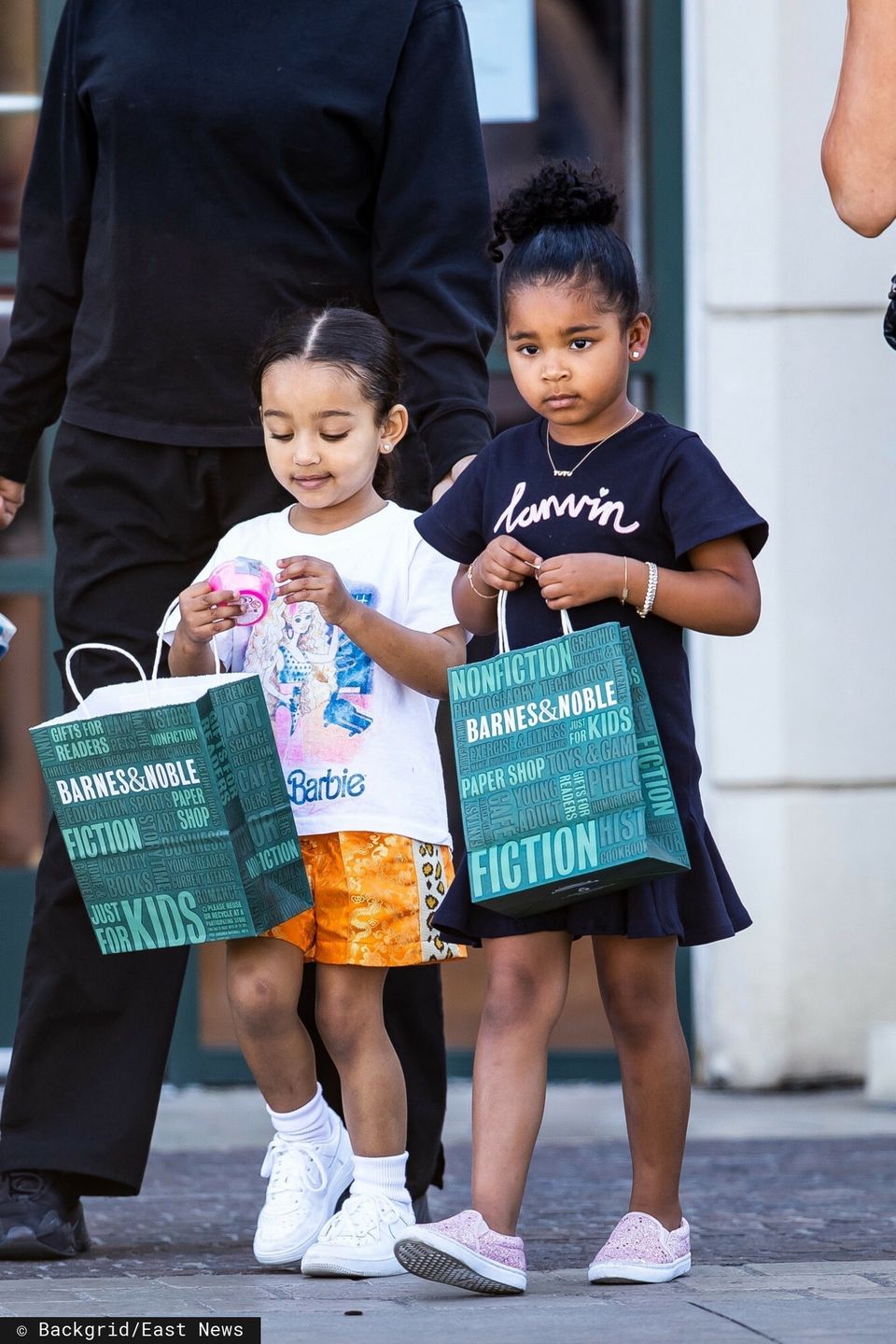 Khloe Kardashian buszuje po sklepach z córką i siostrzenicą