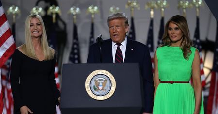 Melania Trump i jej nienawistne spojrzenie w stronę Ivanki Trump. To nagranie obiegło cały świat