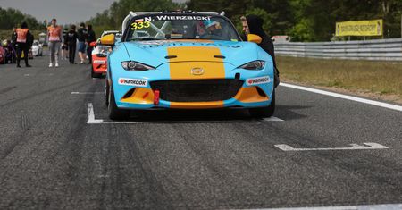 Przyjeżdżasz i siadasz za kółko wyścigówki. Trudno o lepszą ofertę motorsportową