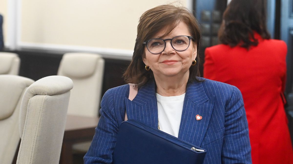 Warszawa, 15.04.2025. Minister zdrowia Izabela Leszczyna przed posiedzeniem rządu w KPRM w Warszawie, 15 bm. (ad) PAP/Piotr Nowak