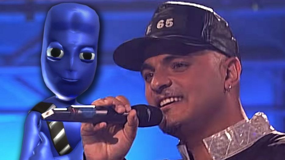 Lider zespołu Eiffel 65 wraz z niebieskim kosmitą, bohaterem piosenki "Blue"