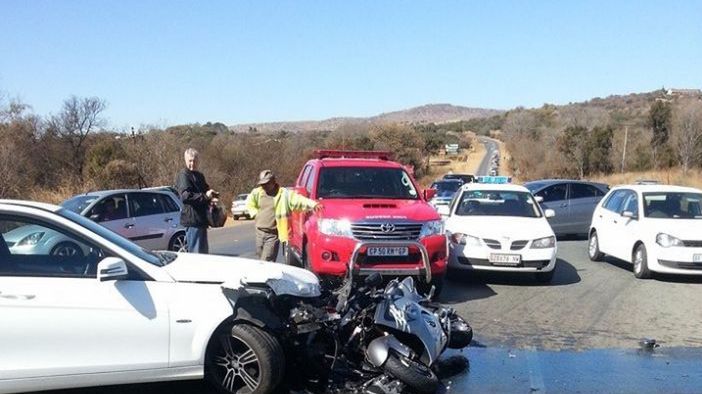 Mercedes kosi trzech motocyklistów 1