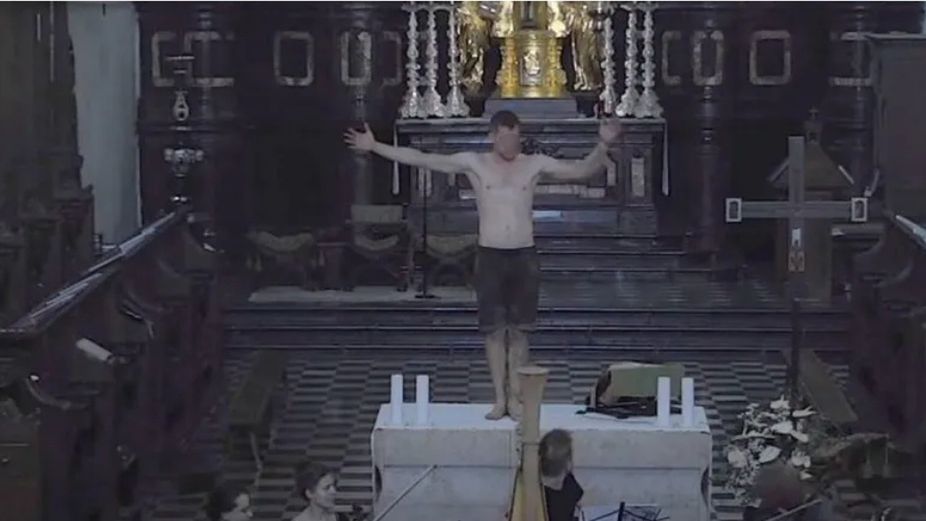Półnagi mężczyzna profanuje ołtarz 
