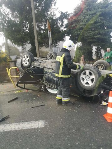 Auto dachowało na drodze krajowej