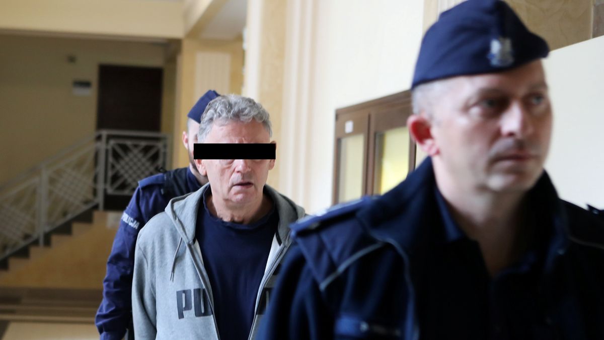 Łódź, 20.09.2022. Oskarżony Zbigniew K. doprowadzany na salę sądową 