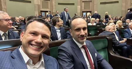 Janusz Kowalski odpowiada Mentzenowi. Mówi, że broniłby TVN-u