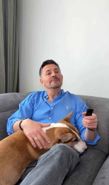 Kanapa w domu Krzysztofa Ibisza