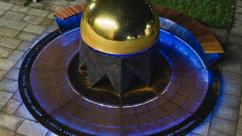 Warszawa. Obok warszawskiej Syrenki stanęła Kapsuła Czasu