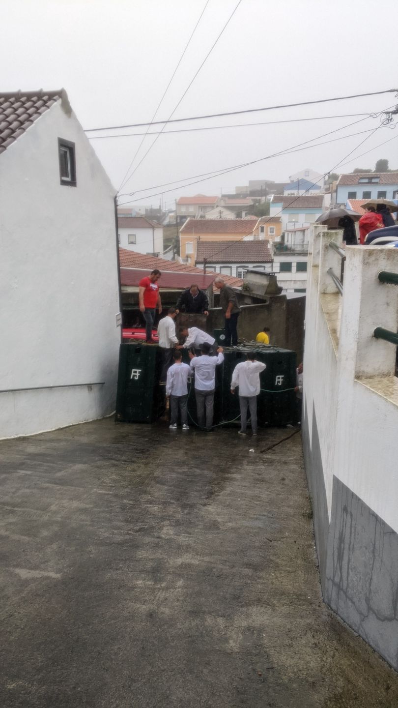 Żeby dostać się na balkon i mieć dobry widok, trzeba przecisnąć się między ścianą a boksami