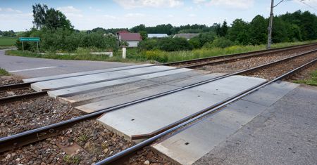 Szymanowice. Samochód zawisł na torowisku. Groźne zdarzenie na przejeździe kolejowym