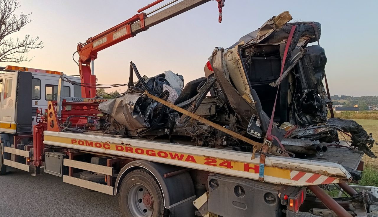 Bmw w strzępach. 19-latka leżała obok wraku. Nie żyje