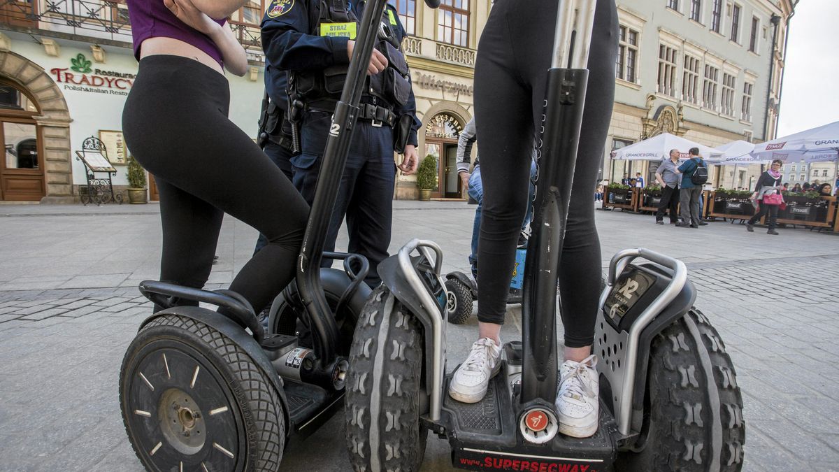 Straż miejska bacznie przygląda się uczniom; zdj. poglądowe