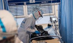 Omikron roznosi się po Polsce. Mocny komunikat zespołu ds. COVID-19 przy prezesie PAN