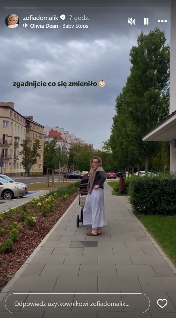Zofia Domalik na pierwszym spacerze z dzieckiem po porodzie