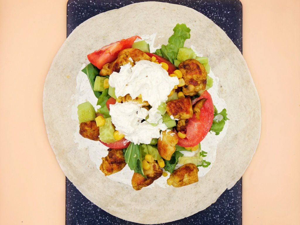 Tortilla z kurczakiem, warzywami i sosem czosnkowym przepis