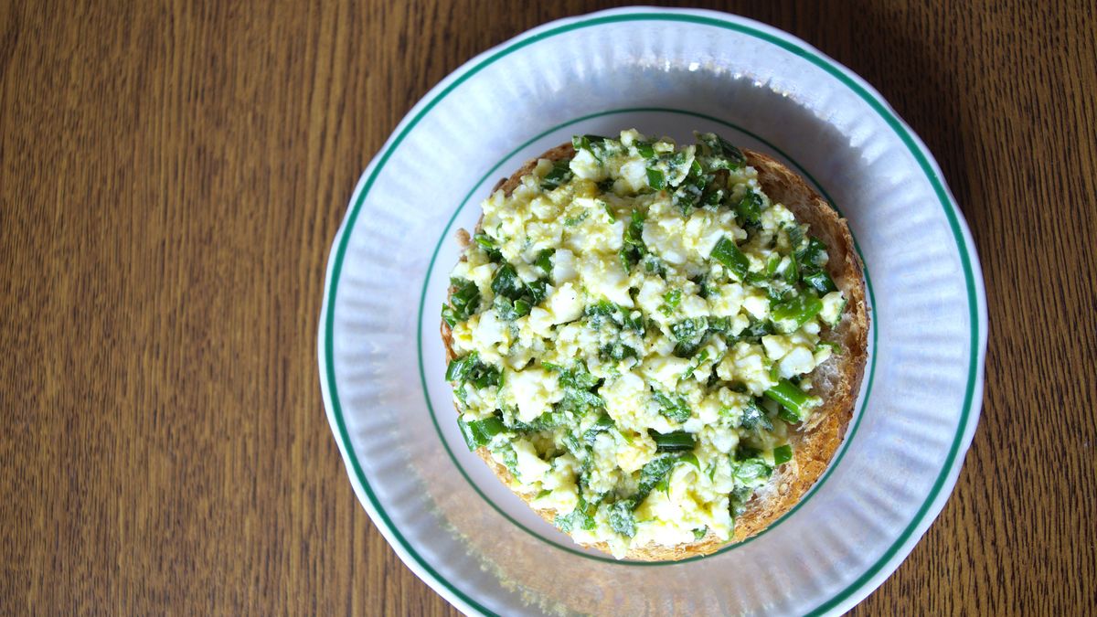 Pastę jajeczną można przygotowywać z różnymi dodatkami. 