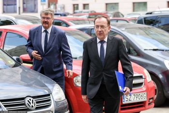 Kamiński i Wąsik złożyli błędne "lojalki". Rzecznik PiS potwierdza