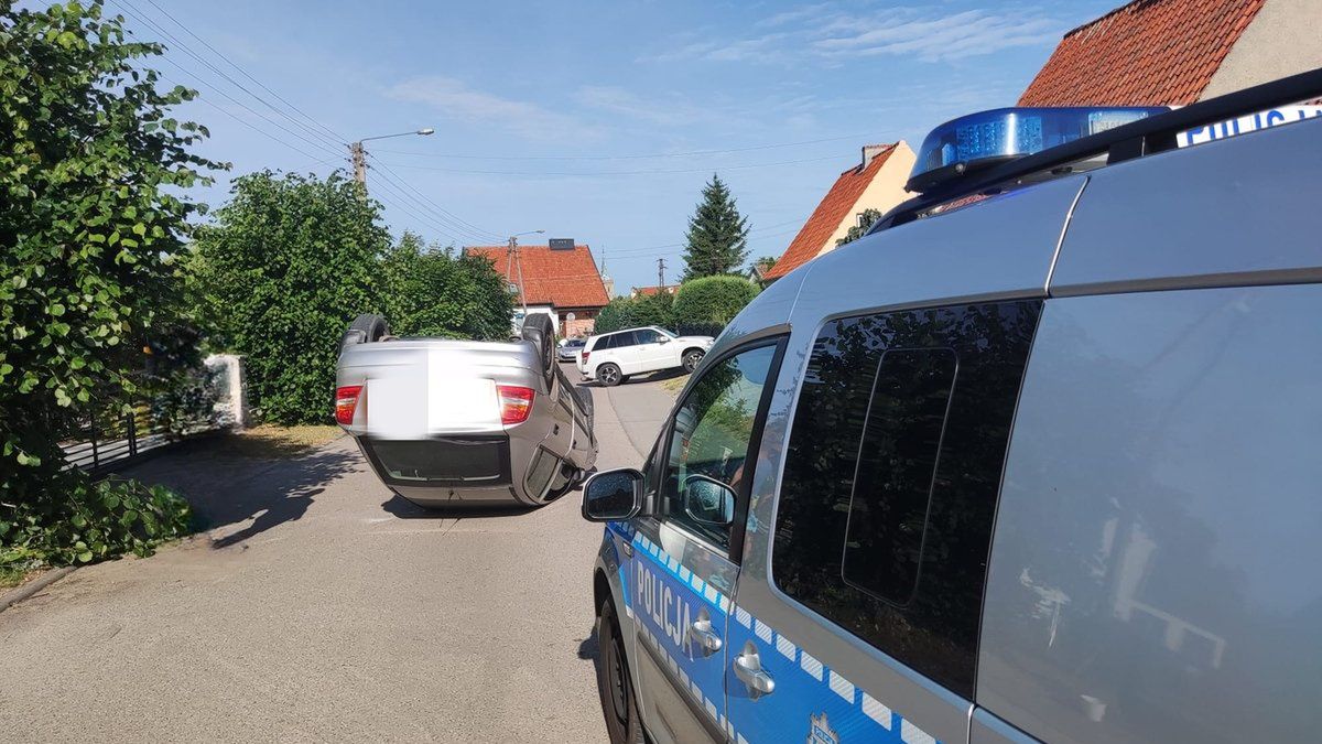 Samochód leżał na dachu na samym środku drogi