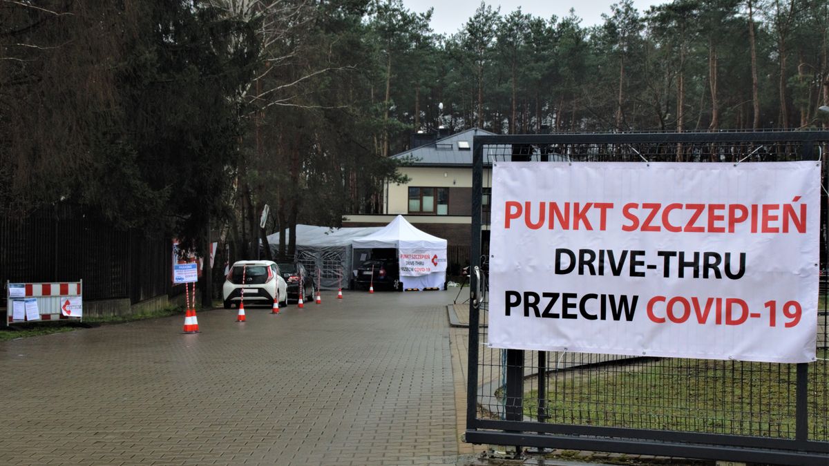 W punkcie drive-thru zaszczepieni zostali pierwsi pacjenci