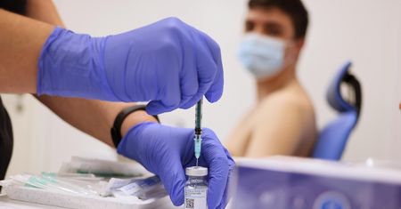 Krótszy okres między dawkami szczepionki. Zmiany w programie obejmą też ozdrowieńców