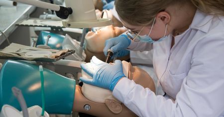 Dentysta na NFZ. W weekendy i święta pacjent jest zdany na siebie