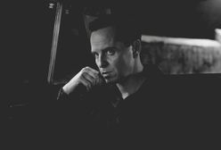 "Ripley" Netfliksa. Mroczny kryminał niebezpiecznie wciąga jak ciemny zaułek. Dajemy 9/10