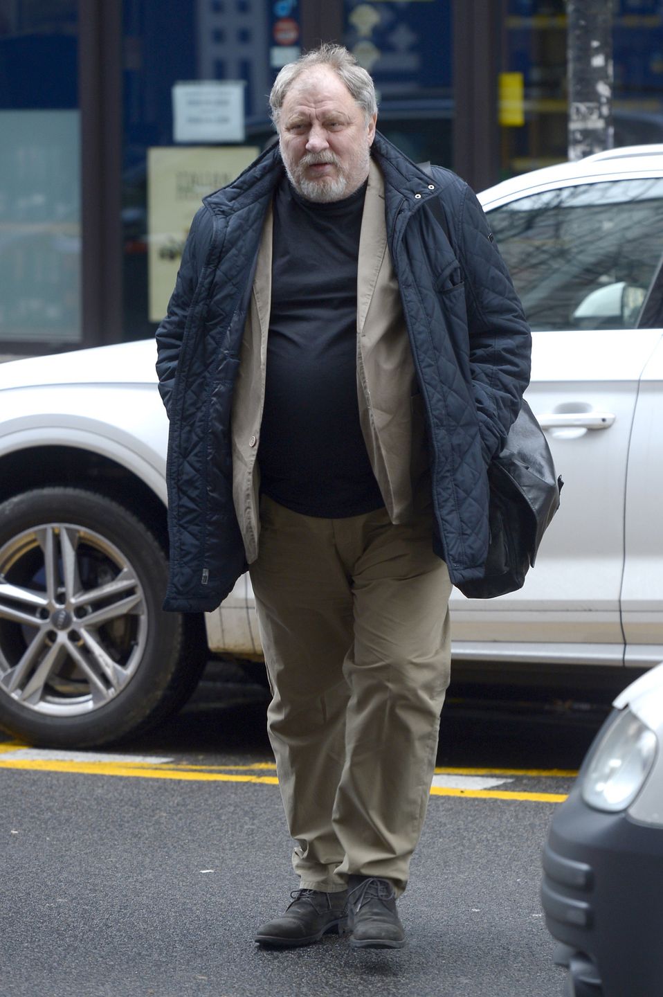 scena z: Andrzej Grabowski, SK:, , fot. AKPA/AKPAlistopad 2017, kurtka granatowa, sylwetka, kurtka pikowana, torba czarna, spodnie beżowe, buty sznurowane, Andrzej Grabowski