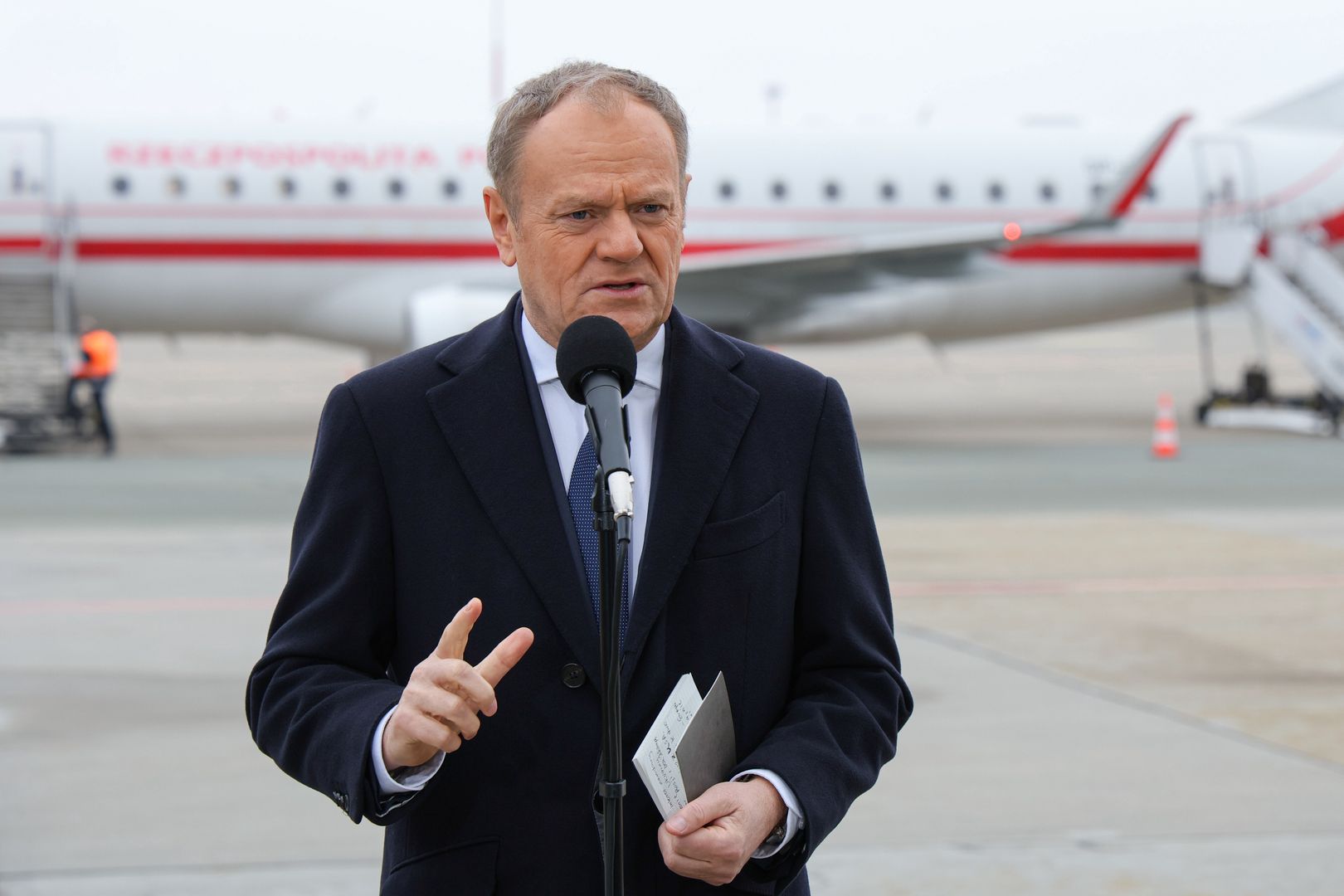"Olbrzym się przebudził". Tusk wydał oświadczenie przed wylotem
