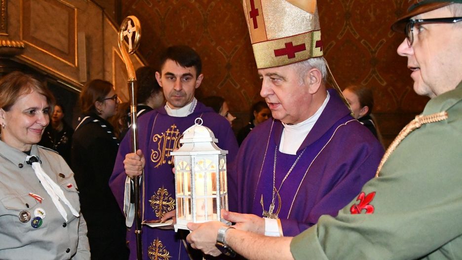 Betlejemskie Światło Pokoju zostało w niedzielę wprowadzone do parafii świętego Wojciecha w Kielcach. Po mszy świętej biskup kielecki Jan Piotrowski przekazał je delegacjom hufców ZHP Chorągwi Kieleckiej.