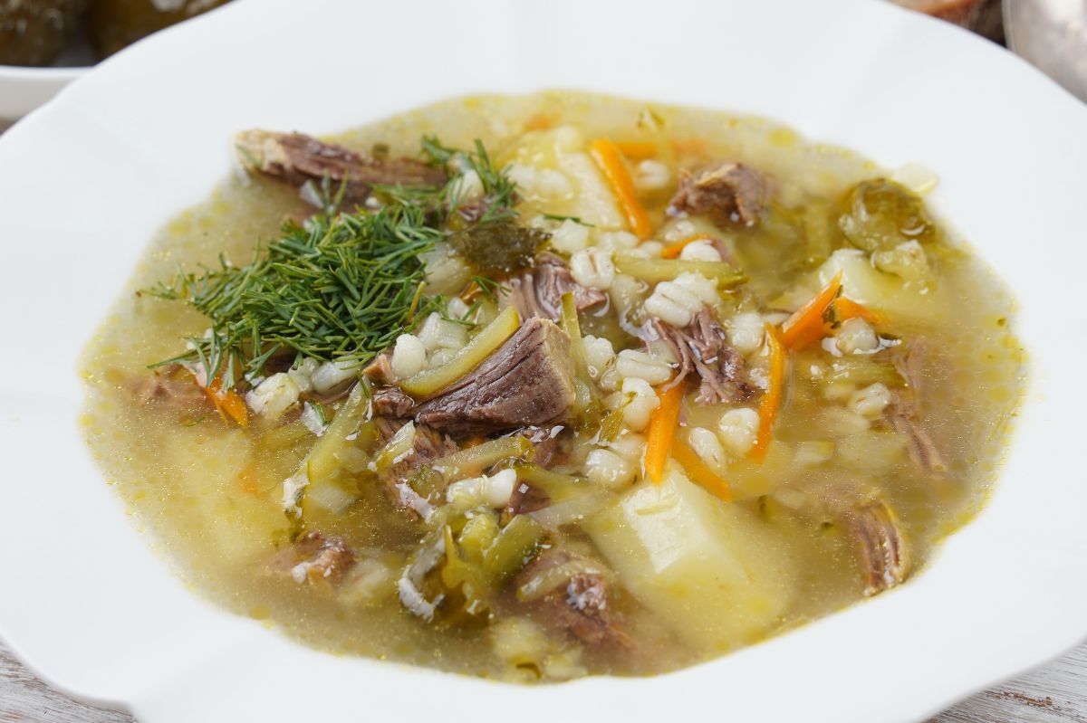 Czym podkręcić smak zupy ogórkowej? 