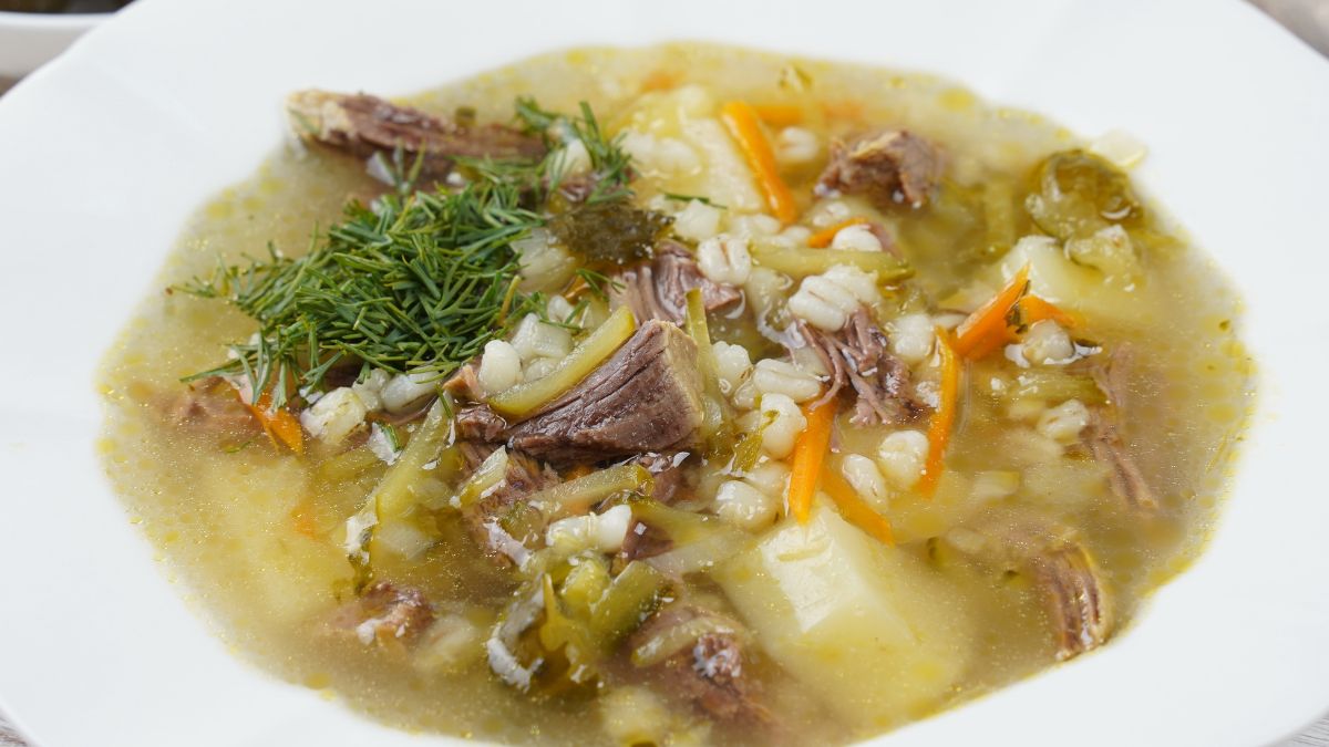 Czym podkręcić smak zupy ogórkowej? 