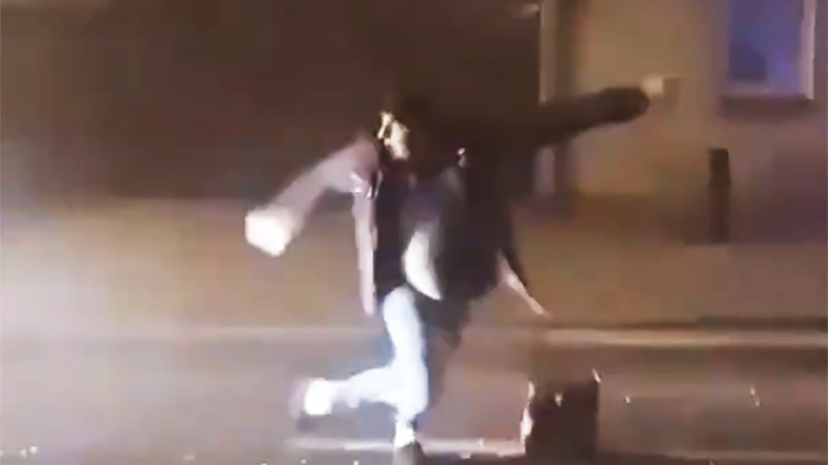 40-latek odpalał fajerwerki na środku ulicy. Został potrącony przez samochód