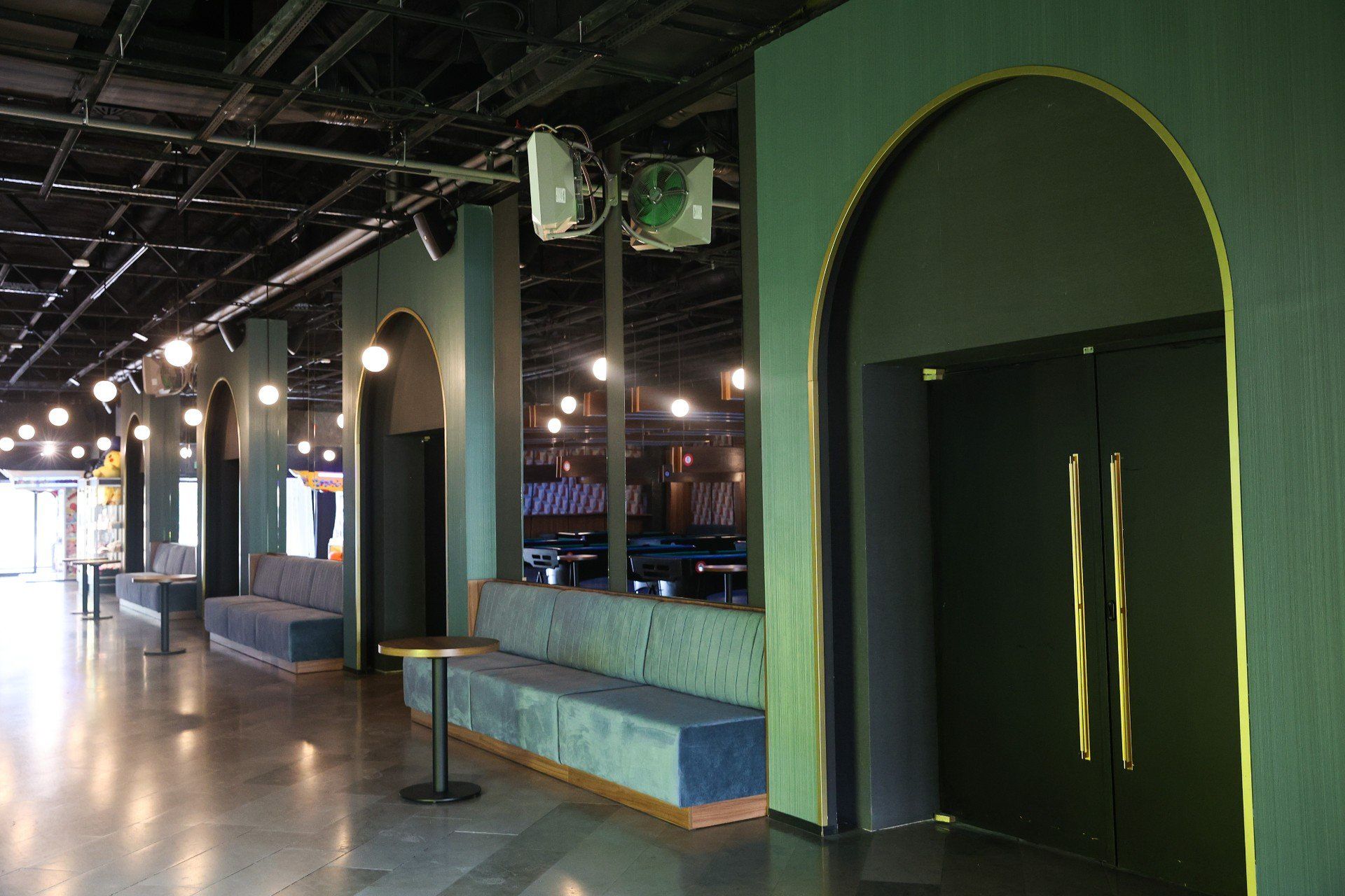 Nie ma już Forum Przestrzenie, ale jest Forum Fun and Food –nowe centrum rozrywki i gastronomii. Tak wygląda w środku. Nowocześnie, atrakcyjnie, na bogato! Czy nowa miejscówka na imprezowej mapie Krakowa będzie cieszyć się powodzeniem? Czas pokaże!