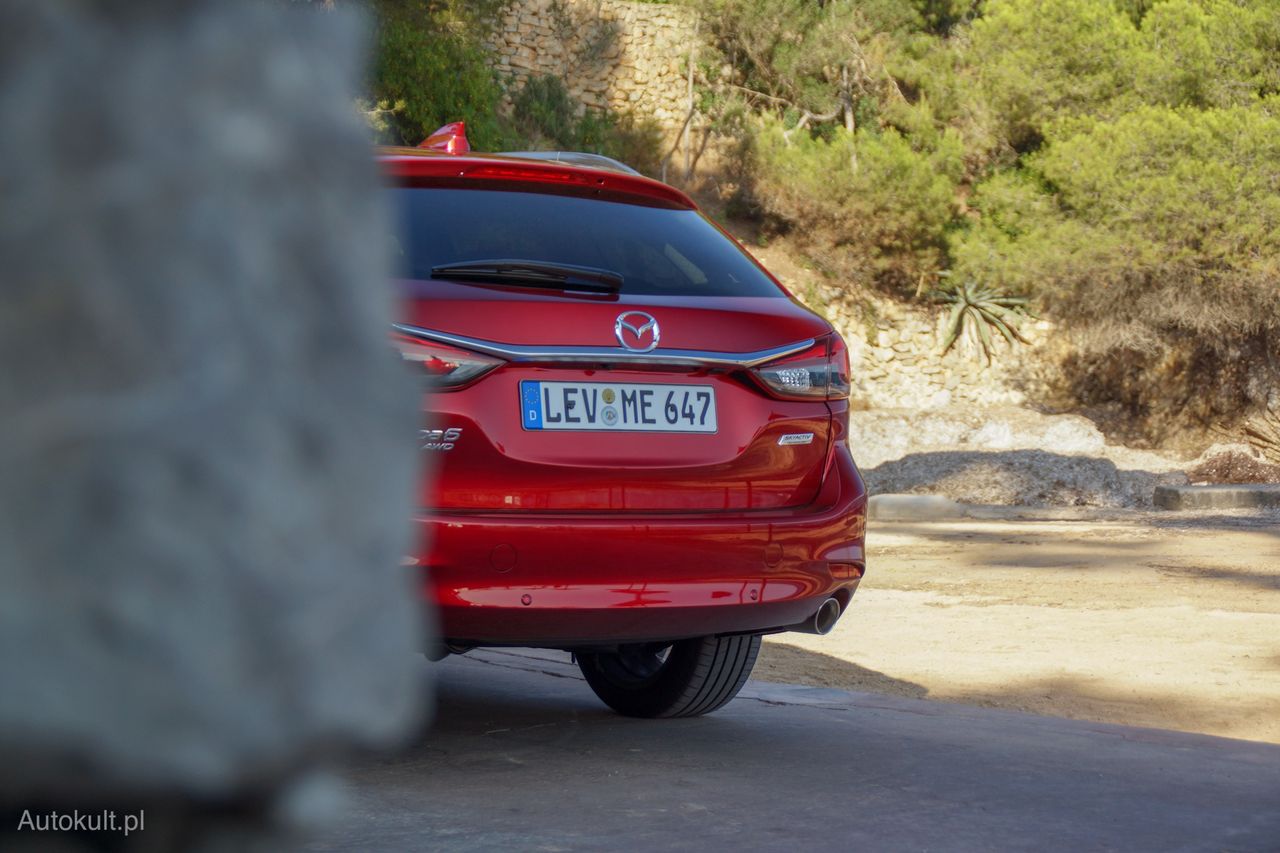 Klienci zwracają uwagę, że Mazda 6 Sport Kombi nie ma elektrycznie podnoszonej klapy bagażnika. Jesienią 2018 roku taka opcja ma się pojawić w cenniku.