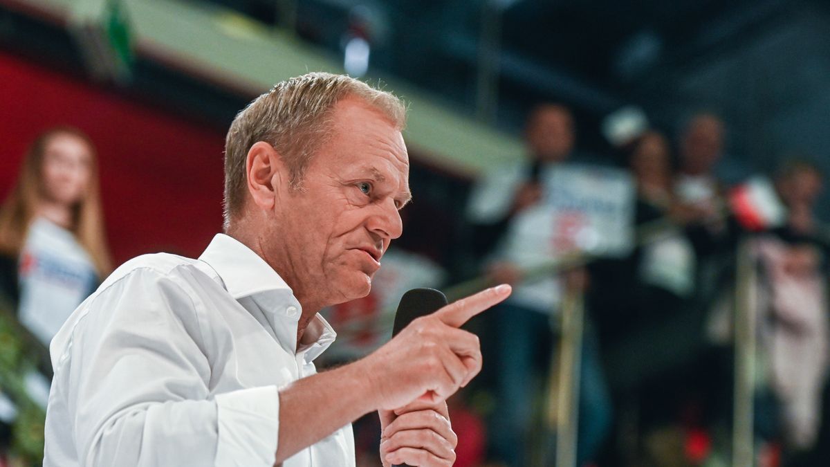 LODZ, POLAND - OCTOBER 10: The Leader of Civic Coalition Party, Donald Tusk delivers a speech during the Women for Elections Campaign rally on October 10, 2023 in Lodz, Poland. Donald Tusk, leader of Poland's Civic Platform party joins an initiative with female MP's campaigning for women's rights, and encouraging them to vote in the upcoming elections. Parliamentary elections will be held in Poland on 15 October 2023 to elect members of the lower house of parliament and Senate. (Photo by Omar Marques/Getty Images)