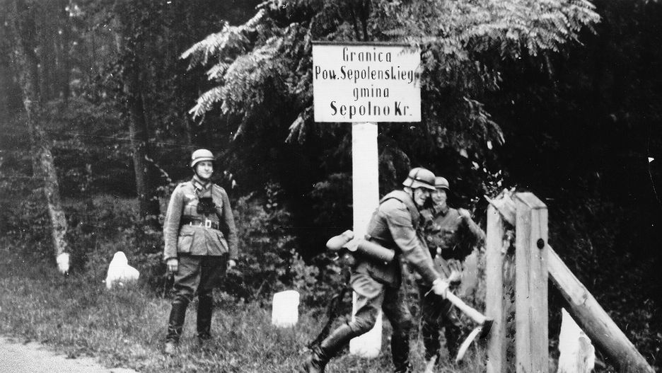 Żołnierze niemieccy przy polskim szlabanie granicznym
